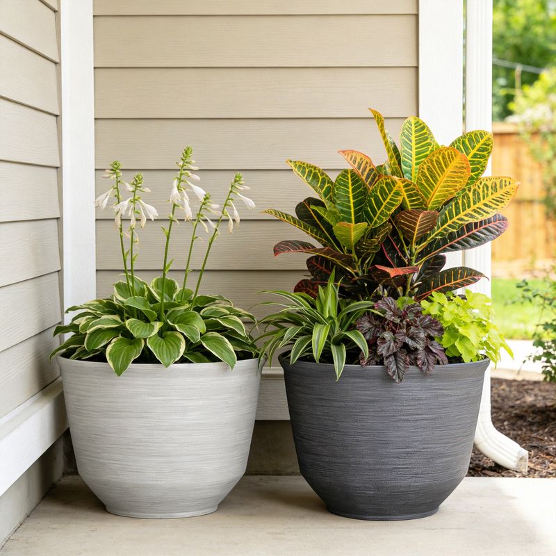 Round Resin Planter 22.1¨ Diameter