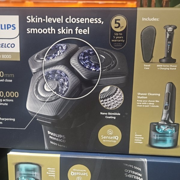 Philips Norelco Shaver 8000